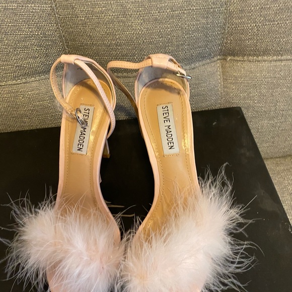 steve madden feather sandals in nude pink - Picture 3 of 4